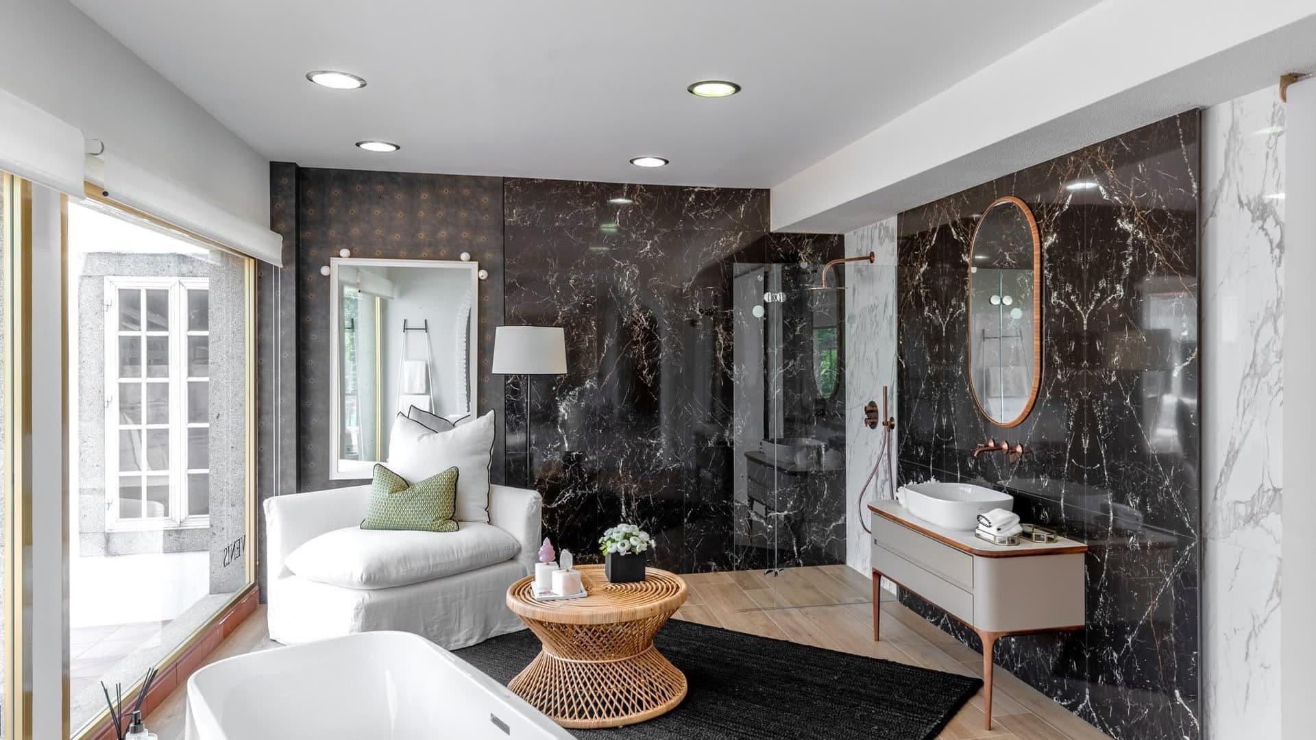 Baño decorado con revestimiento de mármol oscuro en A Pobra do Caramiñal