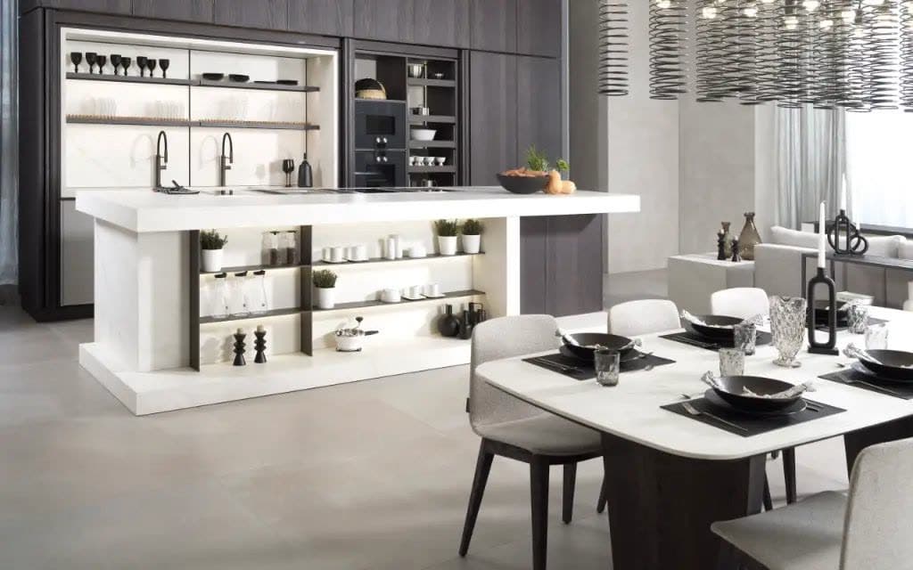 Cocina con isla blanca y mesa de comedor en A Pobra do Caramiñal