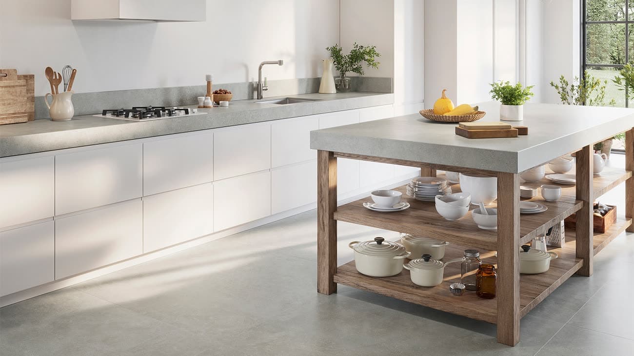 Cocina blanca con isla de madera y encimera de Porcelanosa en A Pobra do Caramiñal