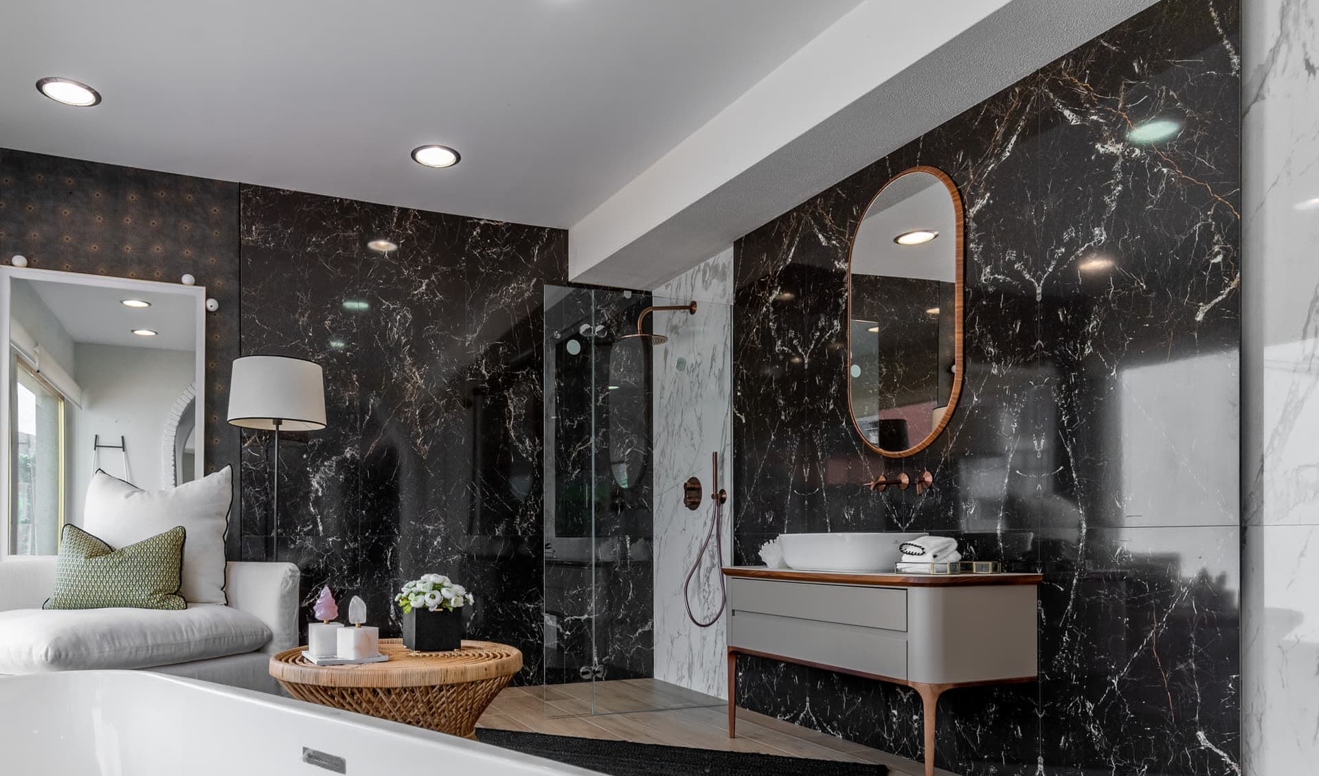 Baño con revestimiento de mármol de Porcelanosa en A Pobra do Caramiñal