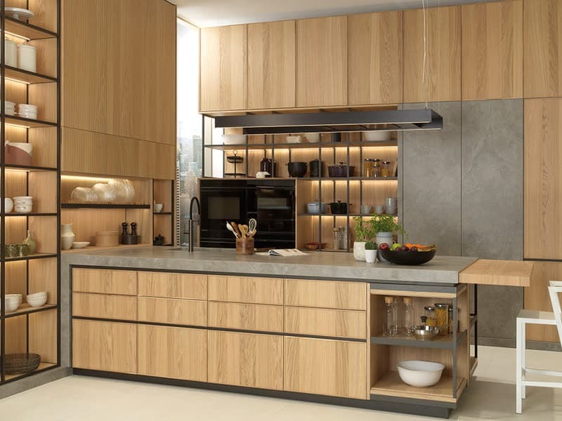 Cocina de madera con isla de Porcelanosa en A Pobra do Caramiñal